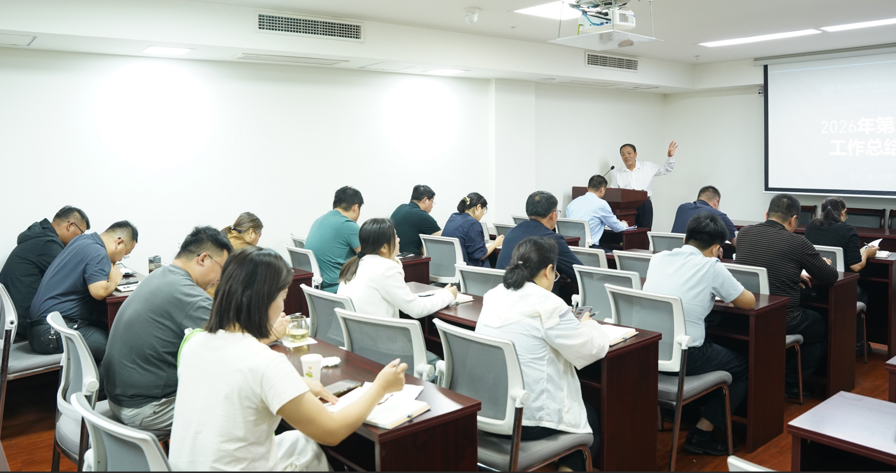 4 砺剑提标强内功 聚势冲刺赢收官 ——中亿源审计集团2026年第三季度工作总结会圆满召开